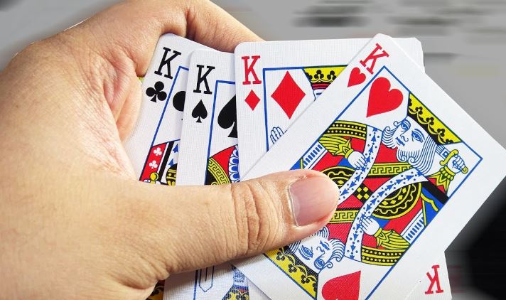 Nằm mơ thấy đánh bài có tứ quý đánh con gì? điềm báo gì? 1 Nằm mơ thấy đánh bài có tứ quý đánh con gì? điềm báo gì?
